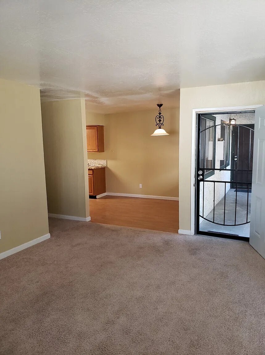 Building Photo - 8081 Via de Palmas Ln