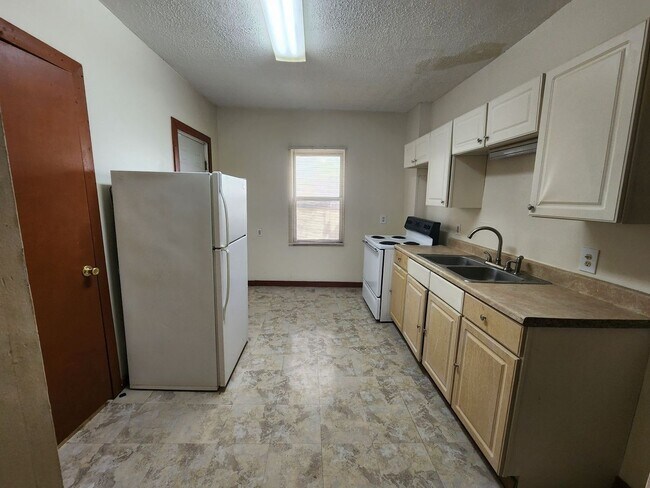 Building Photo - E Fairview, 205-207