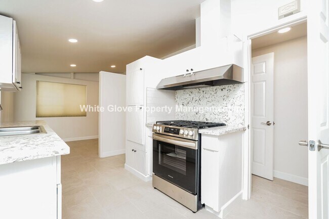 Building Photo - Spacious 4-Bed, 2-Bath Home with Large Backyard