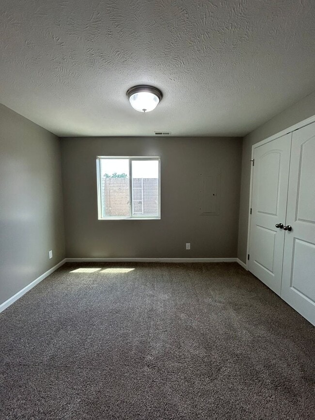 Building Photo - Spacious 4 Bedroom Duplex Near Village Pointe