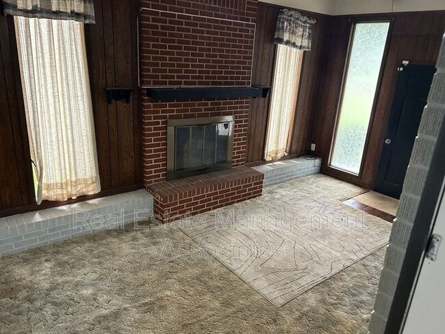 Building Photo - 2050 Lewis Dr