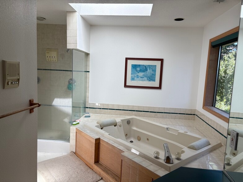 Primary suite bathroom - 7501 SW 195th Pl