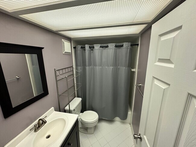 Building Photo - 658 Carriage Cir