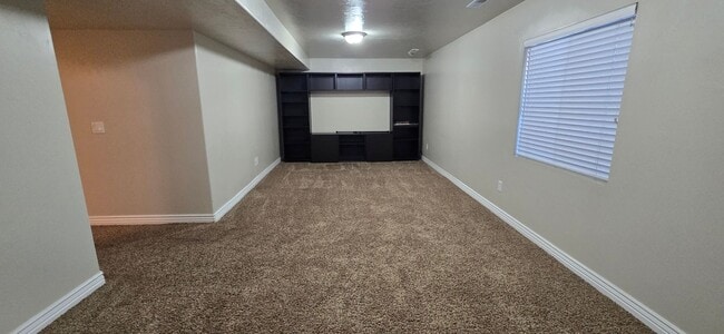 Building Photo - Pet Friendly Beautiful 3 Bed 3.5 Bath in R...