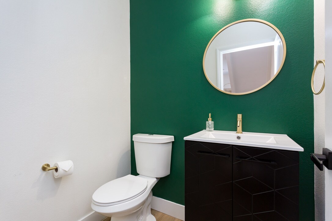 Building Photo - 919 W Lewis St