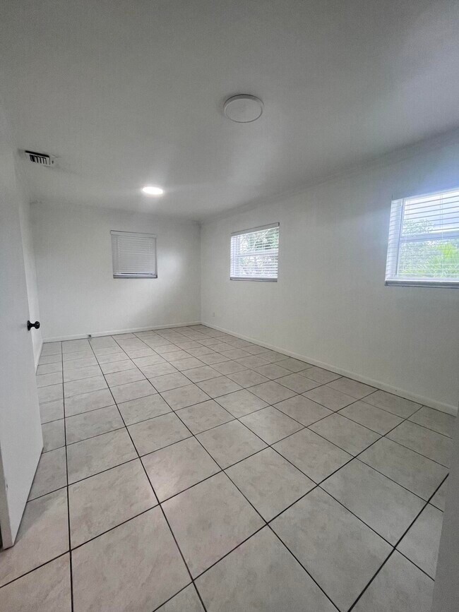 Building Photo - 3300 SW 32nd Ct