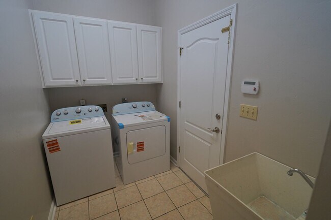 Building Photo - 3 Bed / 2 Bath with Large Yard/Garage in Bucklake area!