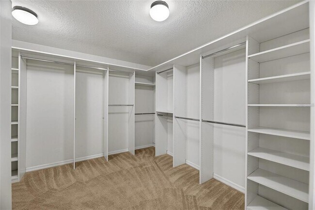 Building Photo - 6041 Town Center Blvd