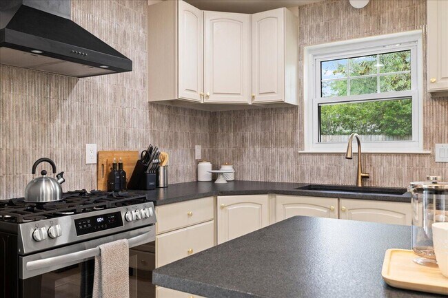 Building Photo - 403 Cheyenne Cir