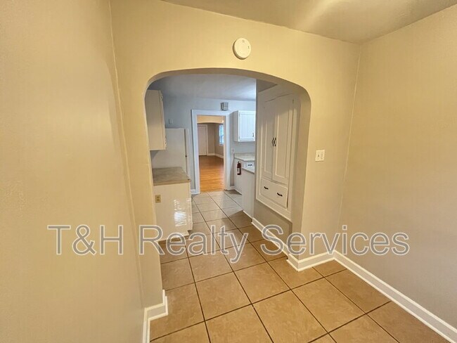 Building Photo - 5542 N College Ave
