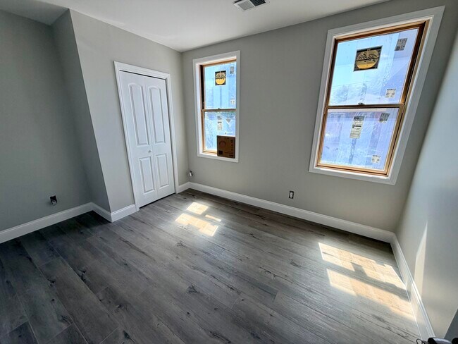 Building Photo - 341 Grosvenor Ave