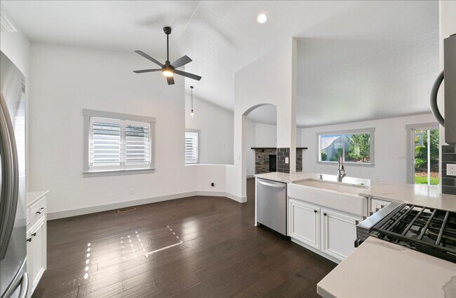 Building Photo - Warm & Welcoming Kuna Rental