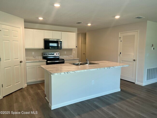 Building Photo - 881 Hollahan Rd SE