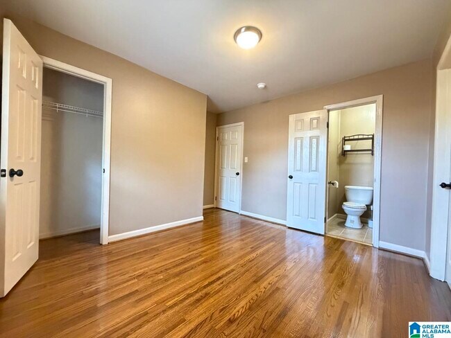 Building Photo - 2724 Clyburne St