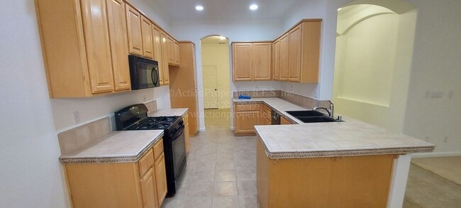 Building Photo - Rocklin  Highland Park  3 bedroom 2 bathroom, Great Room Floor Plan with Tile Flooring,  Fenced Yard