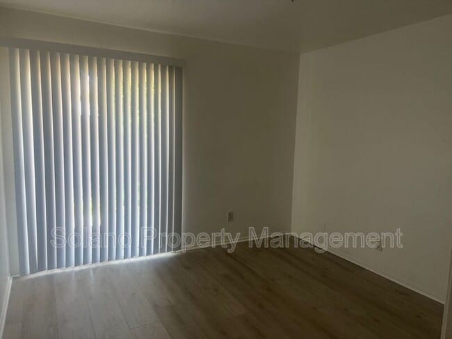 Building Photo - 1104 School St