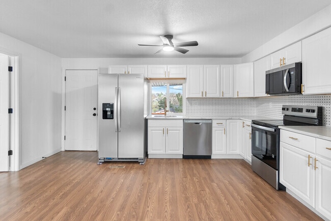 Building Photo - 6220 W Ohio Ave