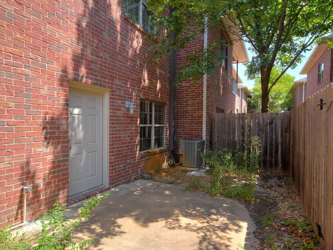 Building Photo - "Spacious 4-Bed, 4-Bath Townhouse Gem in College Station – Perfect for Comfortable Living!"
