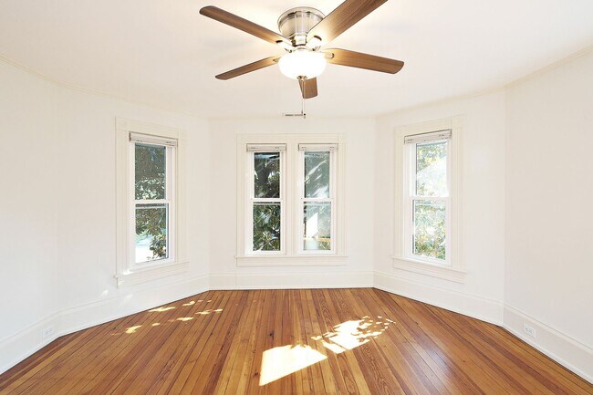 Building Photo - Charming Pet-Friendly Belmont Home With Fenced Yard