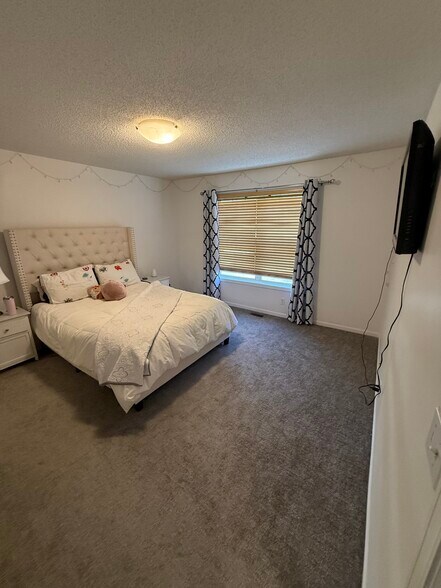 Building Photo - 452 W 84th St