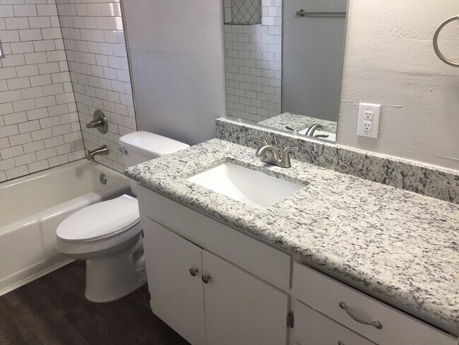 Building Photo - 407 N Carl St