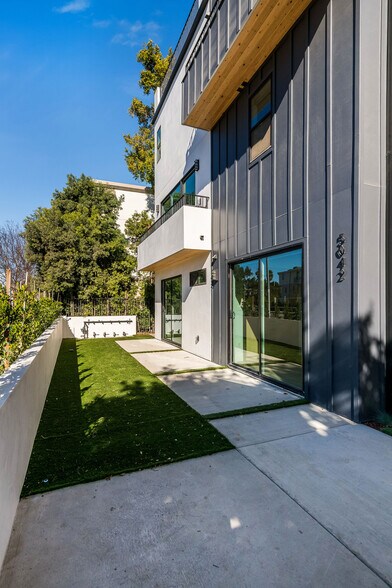 Building Photo - 5042 Laurel Canyon Blvd