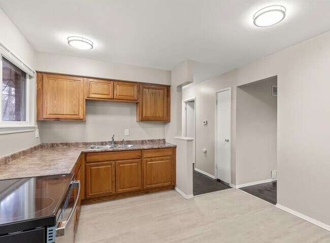 Building Photo - Freshly refreshed and move-in ready!