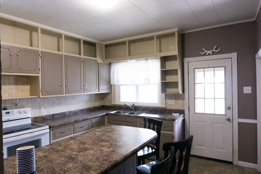 View of kitchen facing north - 622 End Ct