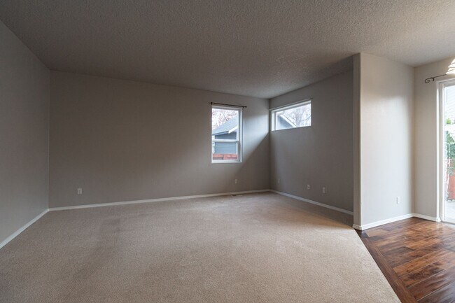 Building Photo - Beautiful 4 bedroom, 2.5 bathroom-Union Hi...