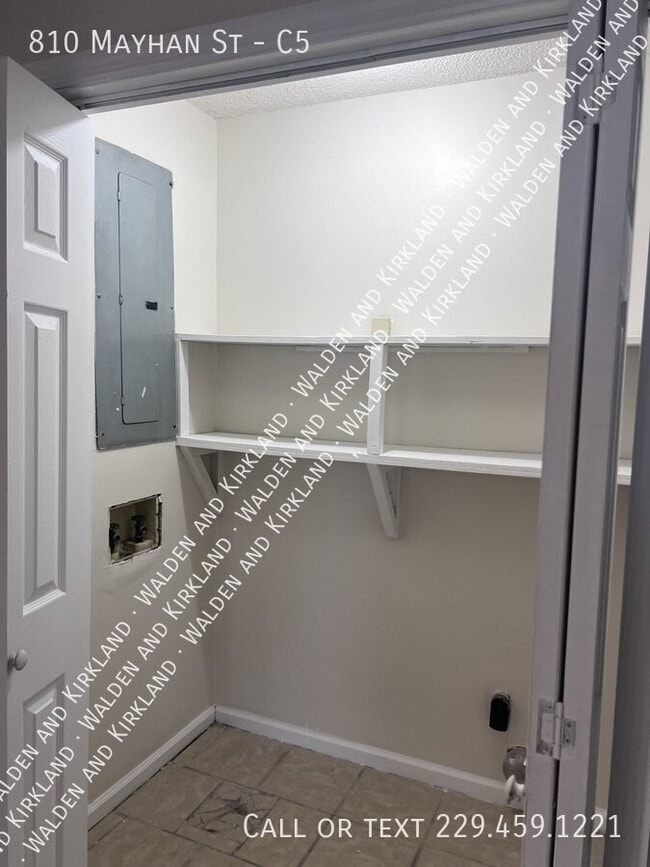 Building Photo - 810 Mayhan St