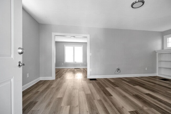Building Photo - Beautifully Updated 3-Bedroom Home Near Do...