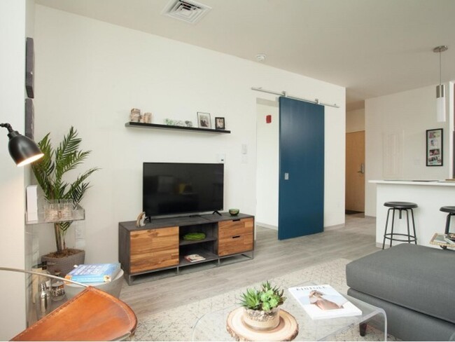 Building Photo - Modern/Spacious 2 BR!
