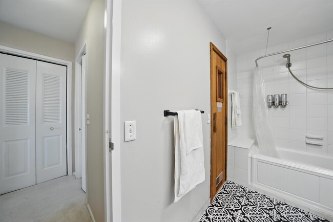 Building Photo - 1508 Harmon Cove Tower