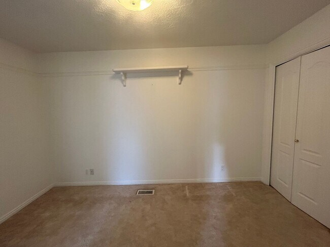 Building Photo - 3 Bedroom 2 Bathroom Condo in West Jordan by the new Temple!