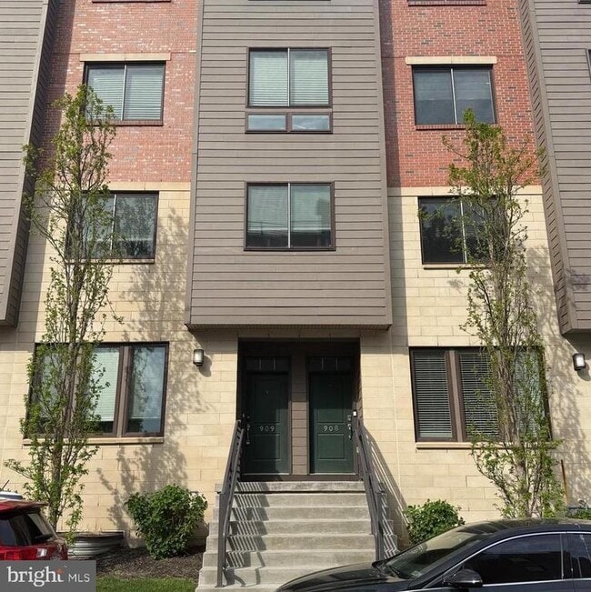 Building Photo - 909 Lakeview Ct