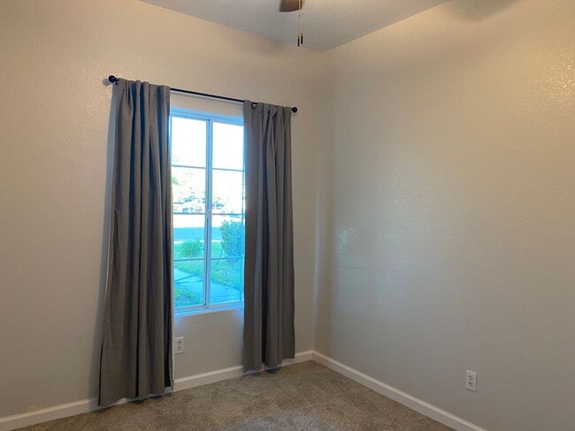 Building Photo - Large 4 bedroom 2 bath home FOR RENT!