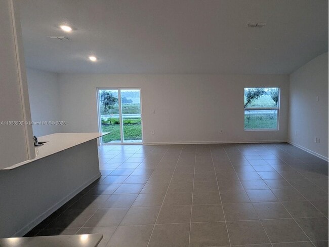 Building Photo - 2406 McKinley Dr