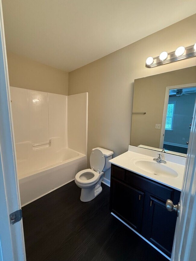 Building Photo - Nice 2 bedroom, 2.5 bath Townhouse