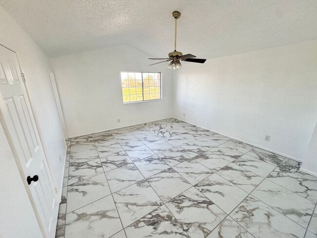 Building Photo - Beautiful cul-de-sac Home