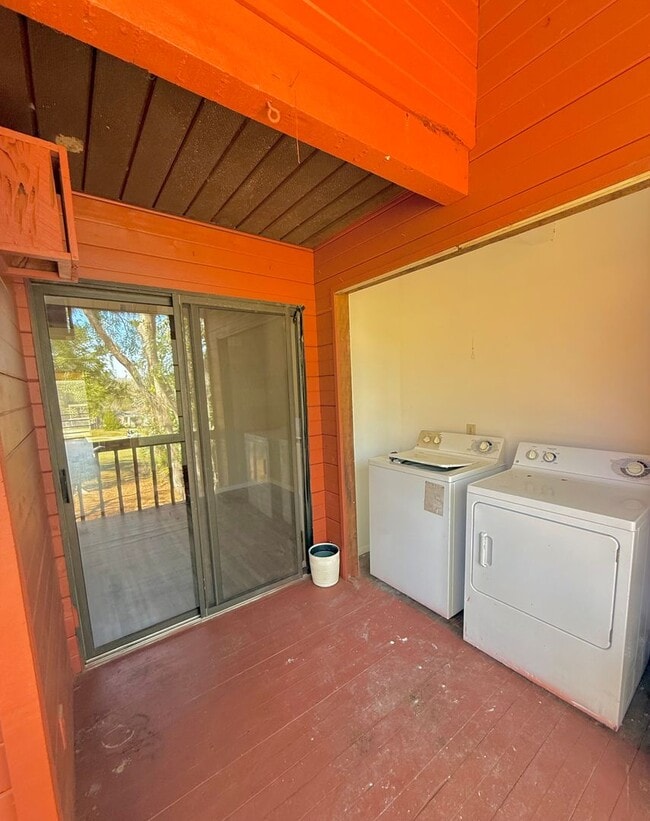 Building Photo - Remodeled!! Close to Shopping, VA Hospital and Hilaman Golf Course!