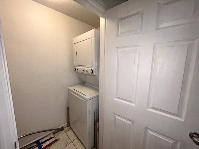 Building Photo - 533 NE 3rd Ave