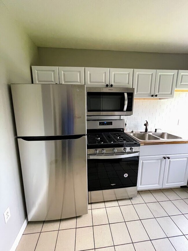 Building Photo - 2323 Sidney St