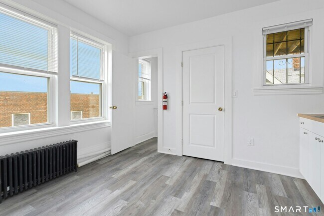 Building Photo - 1220 State St