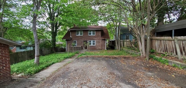 Building Photo - 6 Bedroom 2 Bathroom Single Family Home
