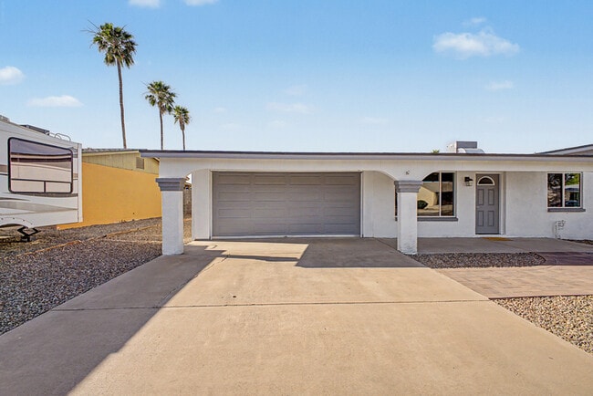 Building Photo - 3430 E Poinsettia Dr