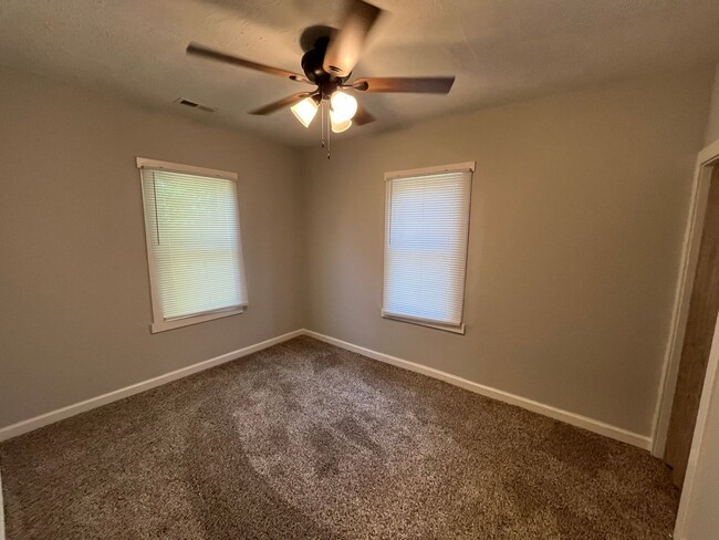 Building Photo - Remodeled 3 bedroom! MOVE IN SPECIAL! $200...