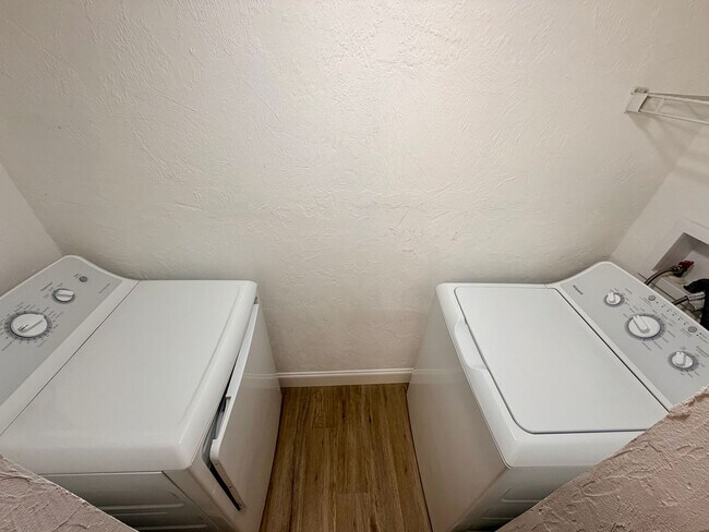 Building Photo - $1600-$2000 P.M