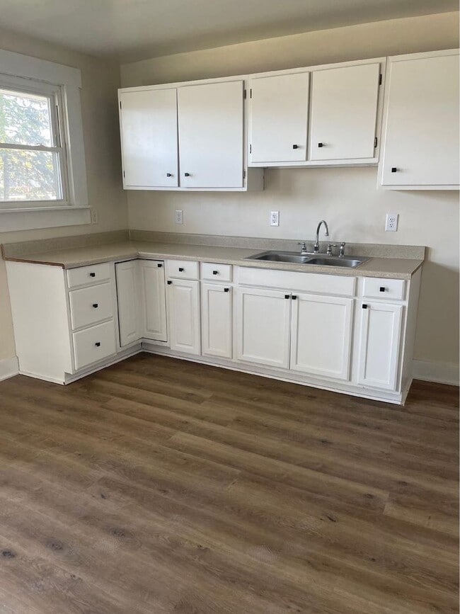 Building Photo - Main floor unit