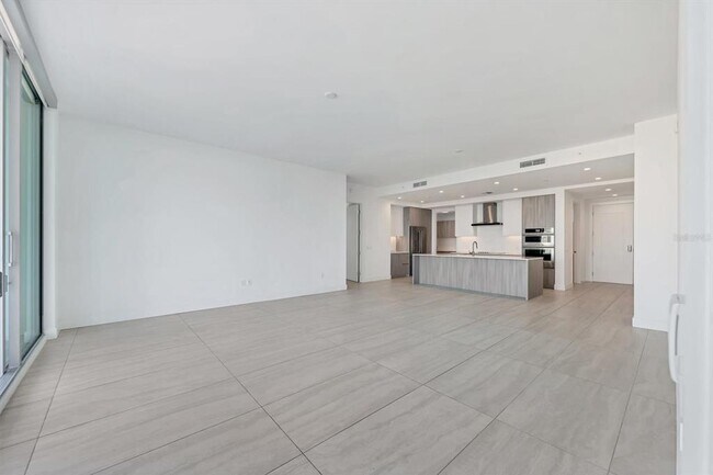 Building Photo - 301 QUAY Cmn