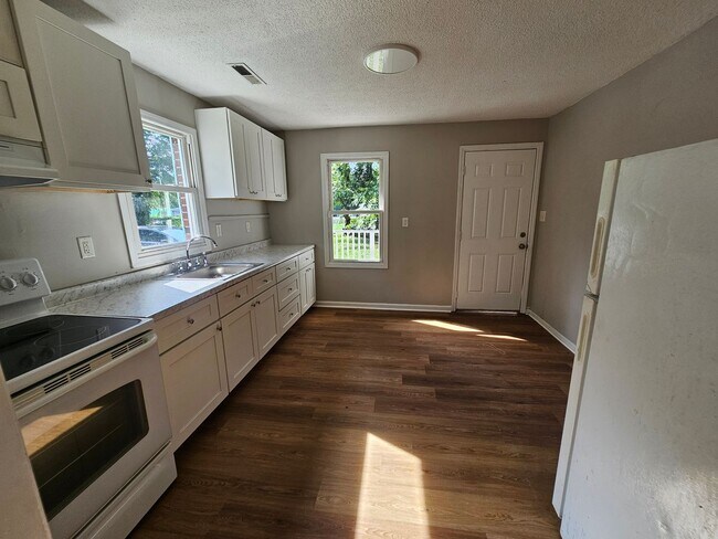 Building Photo - Move-In Ready 4BR Home in Rapidly Growing ...